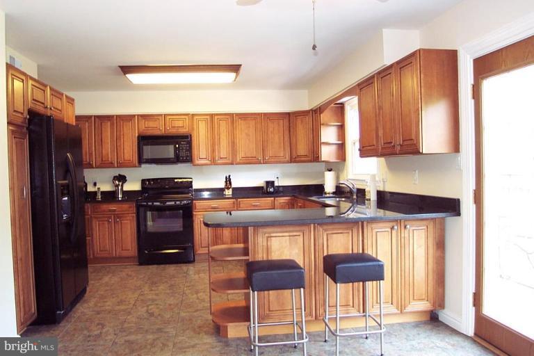 122 Environs Road Sterling, VA 20165 - Photo 6 of 10 Kitchen