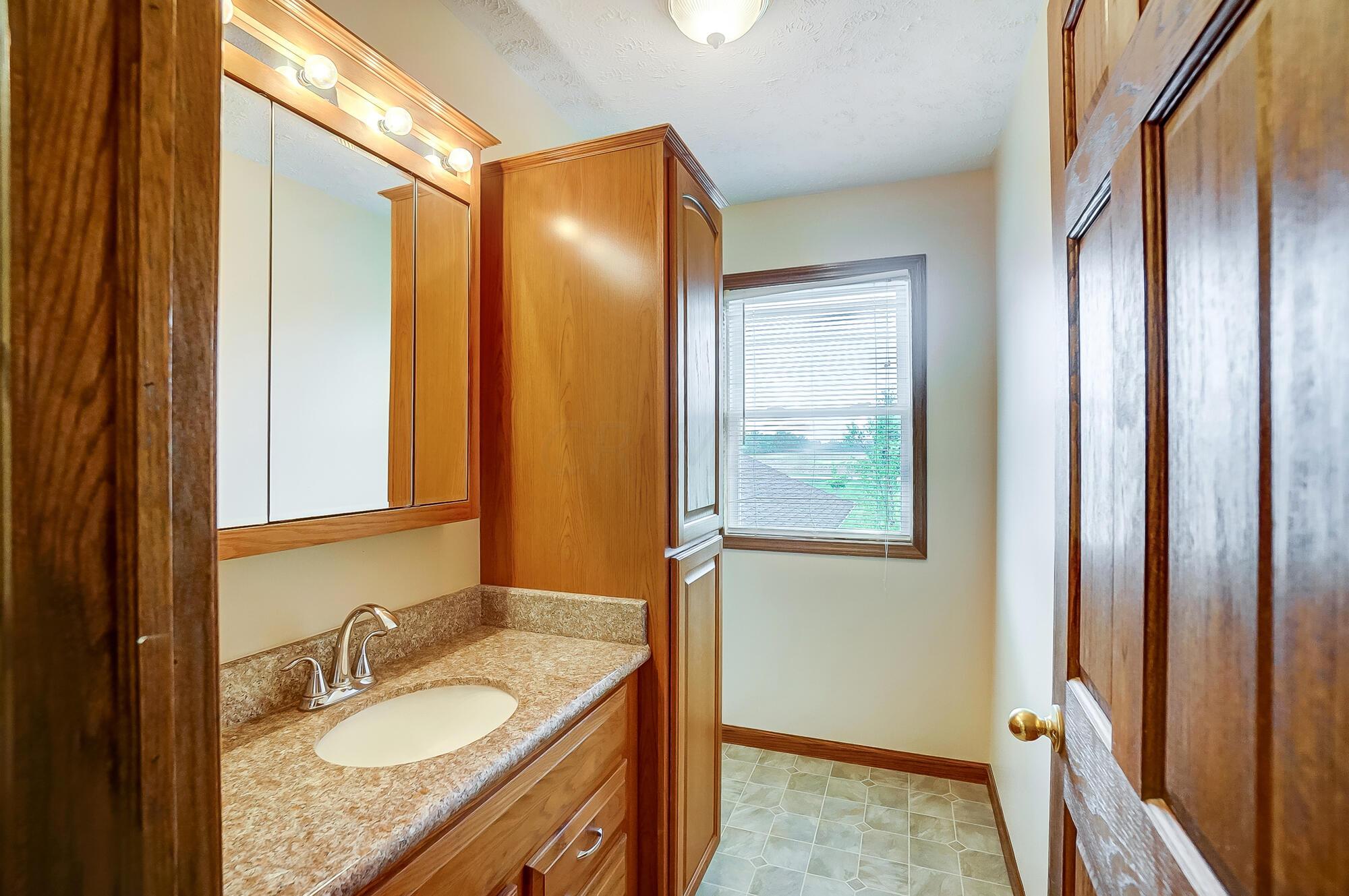 8205 Roberts Road Hilliard, OH 43026 - Photo 49 of 81 Full bathroom 4