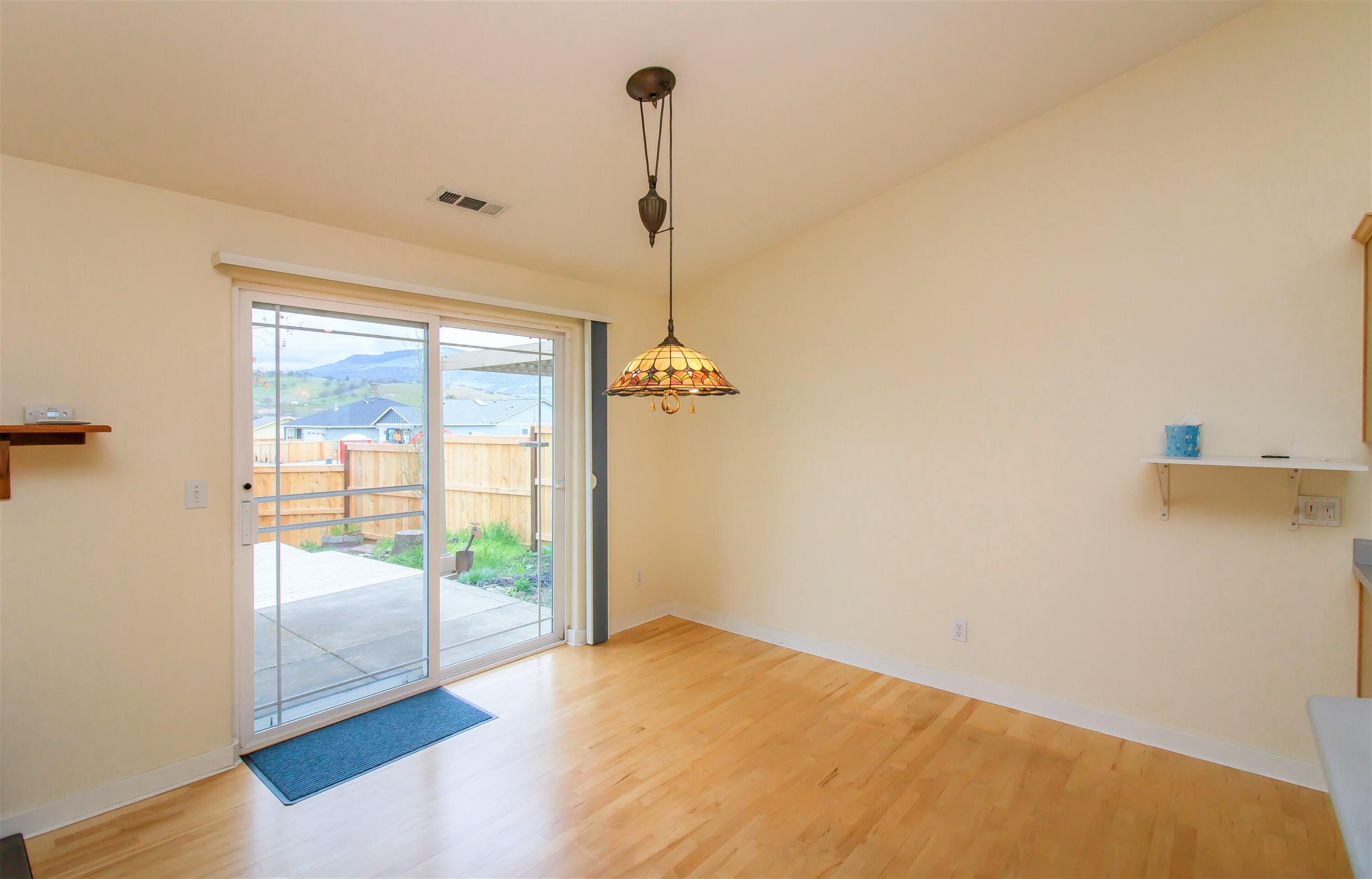 135 Suncrest Road Talent, OR 97540 - Photo 9 of 31 Dining1