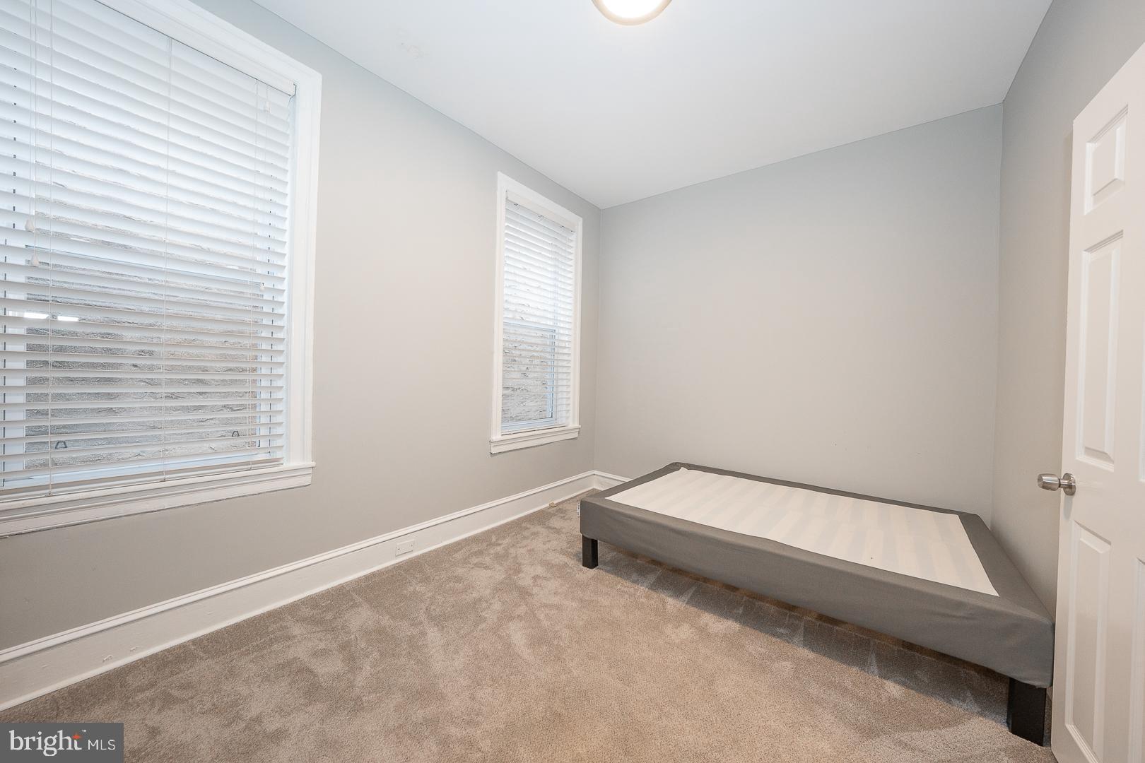 524 South 3rd Street Philadelphia, PA 19147 - Photo 13 of 22 a bathroom with a tub and window
