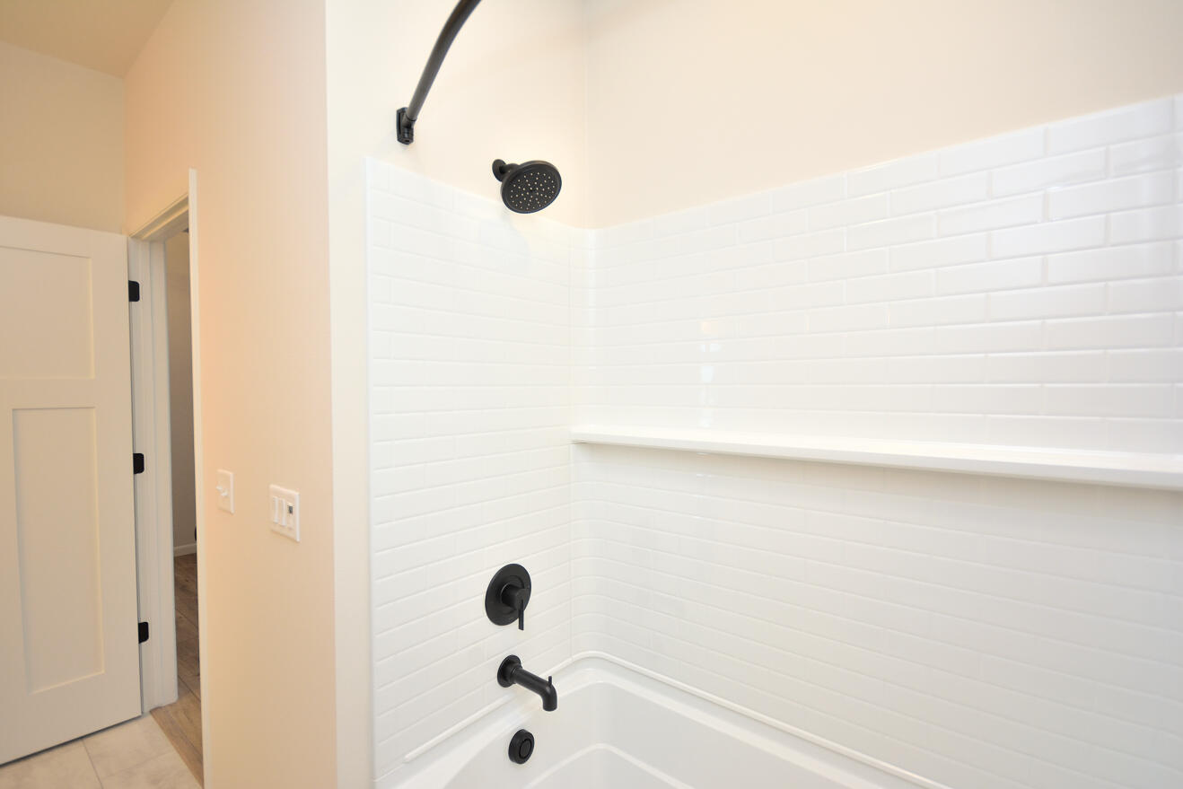 1017 Elderberry Road Oconomowoc, WI 53066 - Photo 11 of 33 79 ARWT (6)