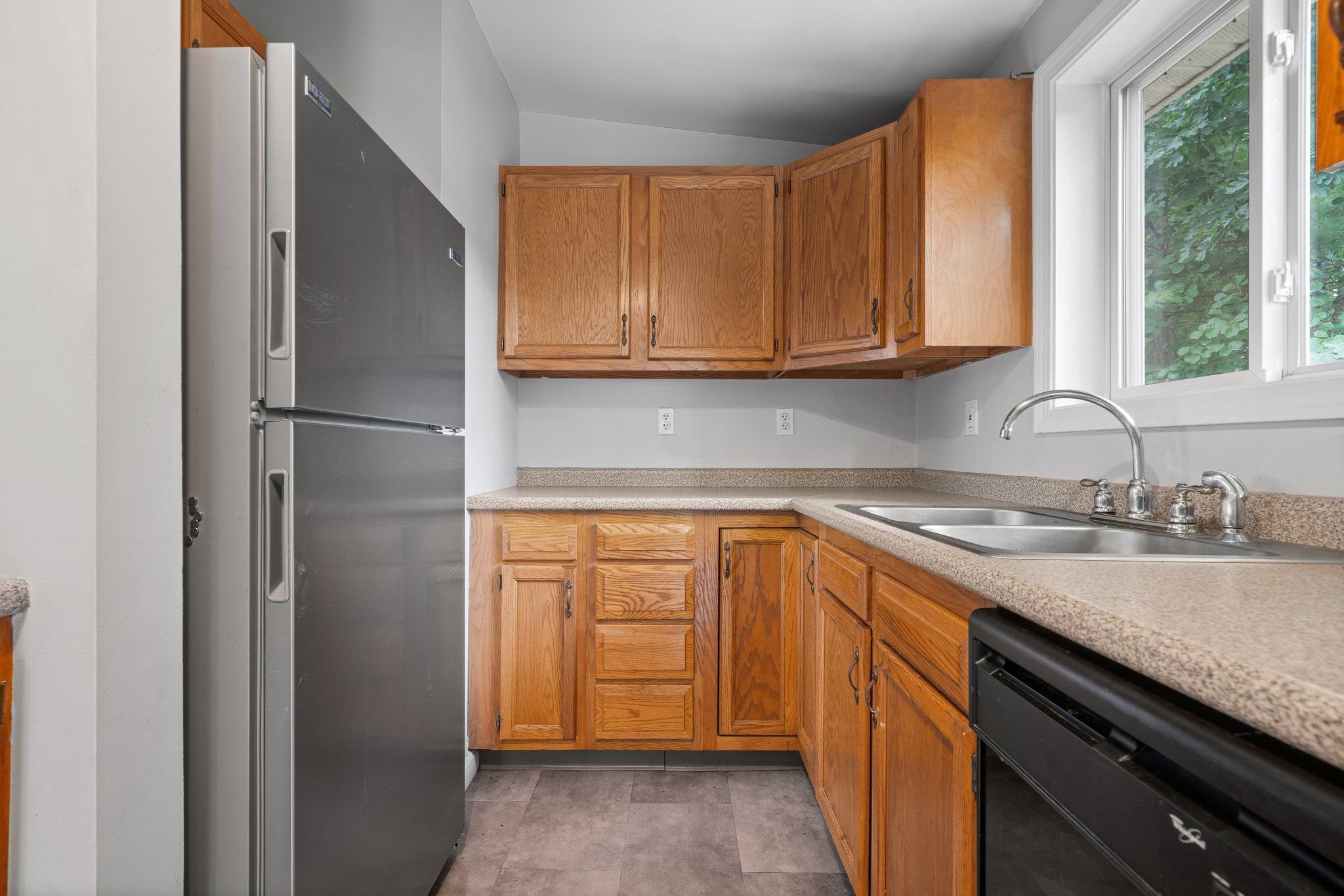 24 Baltimore Road Nashua, NH 03062 - Photo 4 of 31