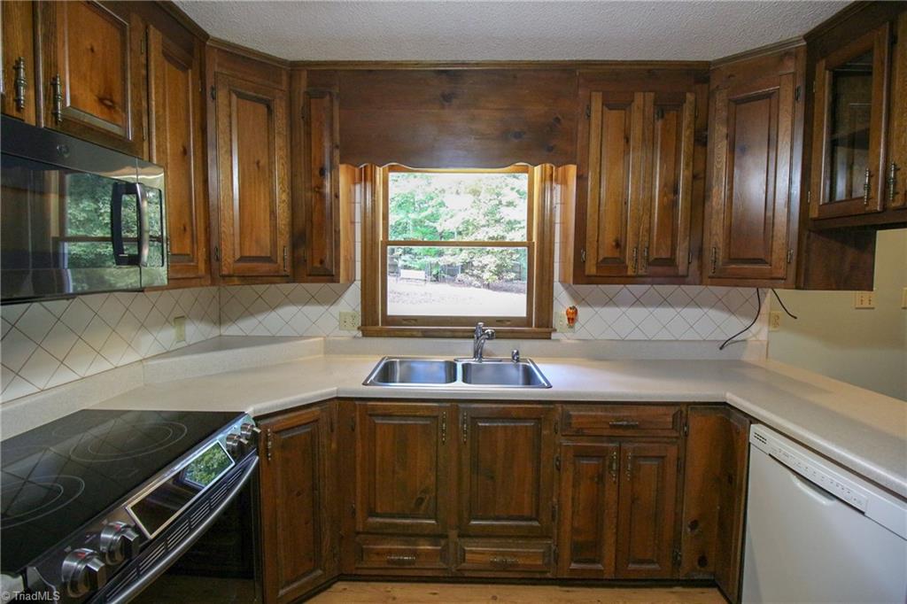 3607 Hunting Ridge Drive High Point, NC 27265 - Photo 8 of 26 Gallery Image 8