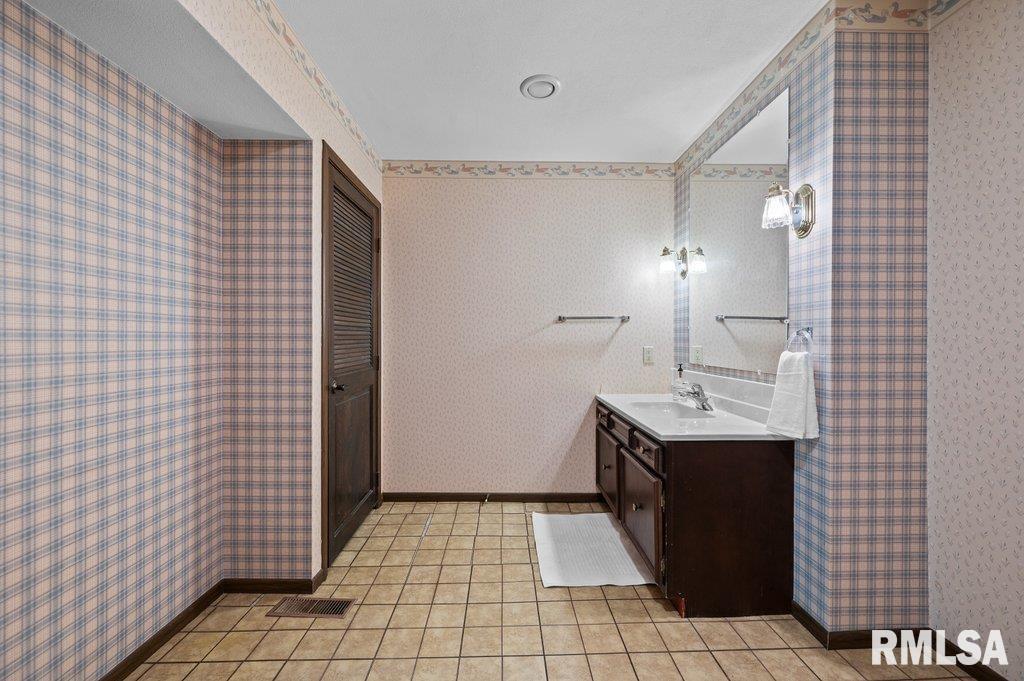 223 28th Avenue Moline, IL 61265 - Photo 33 of 44