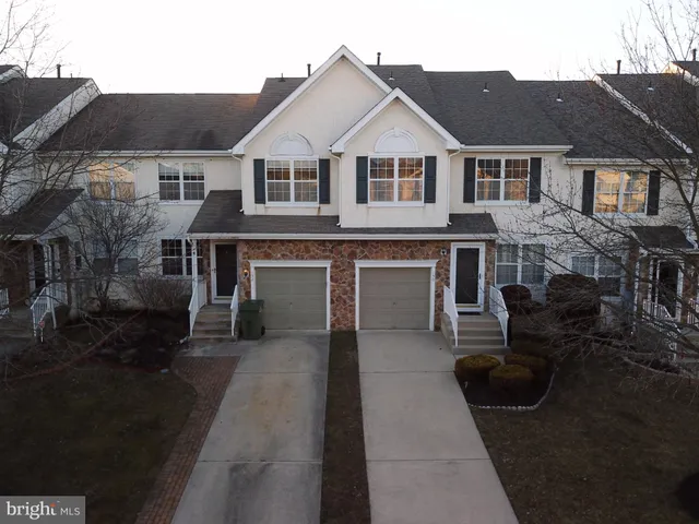 a view of a yard in front of house