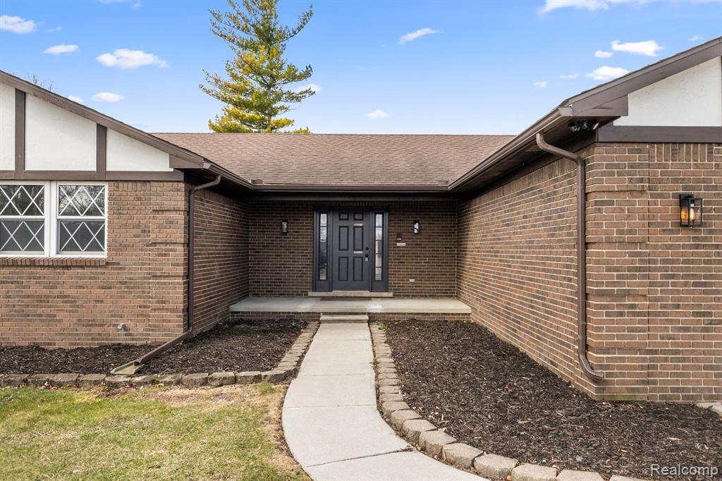 19795 Gill Road Livonia, MI 48152 - Photo 5 of 43 Gallery Image 5