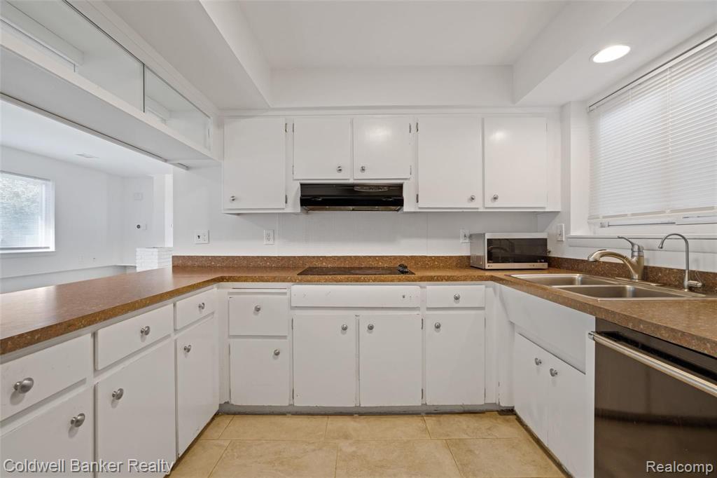 1272 East Square Lake Road Bloomfield Hills, MI 48304 - Photo 14 of 36