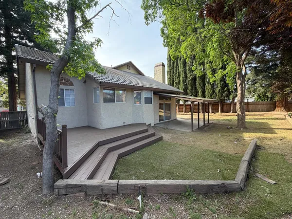 a view of a house with backyard
