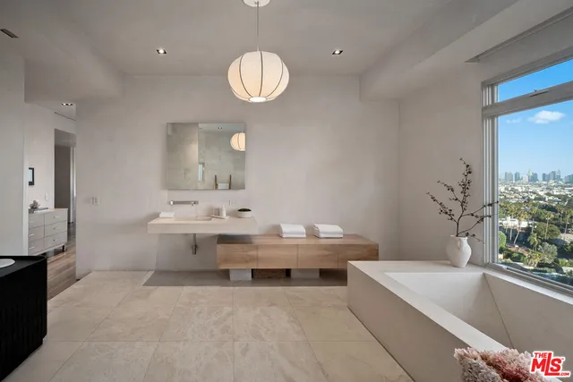 $3,895,000 | 7882 Fareholm Drive, Los Angeles, CA 90046