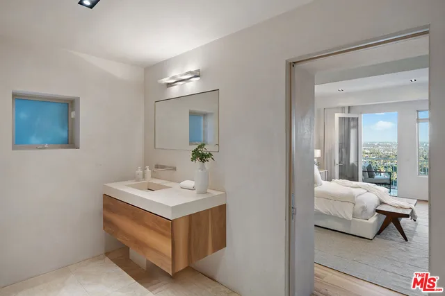 $3,895,000 | 7882 Fareholm Drive, Los Angeles, CA 90046