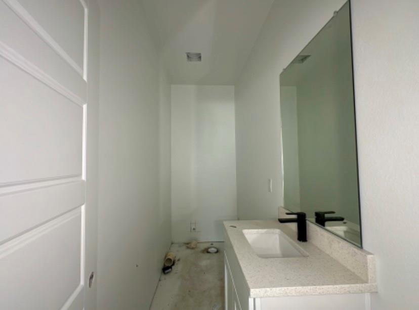 9475 Timberleaf Drive Dallas, TX 75243 - Photo 5 of 23 Bathroom featuring vanity