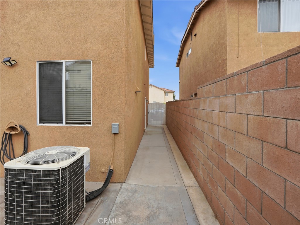 15689 Swan Road Fontana, CA 92337 - Photo 30 of 35 Sideyard