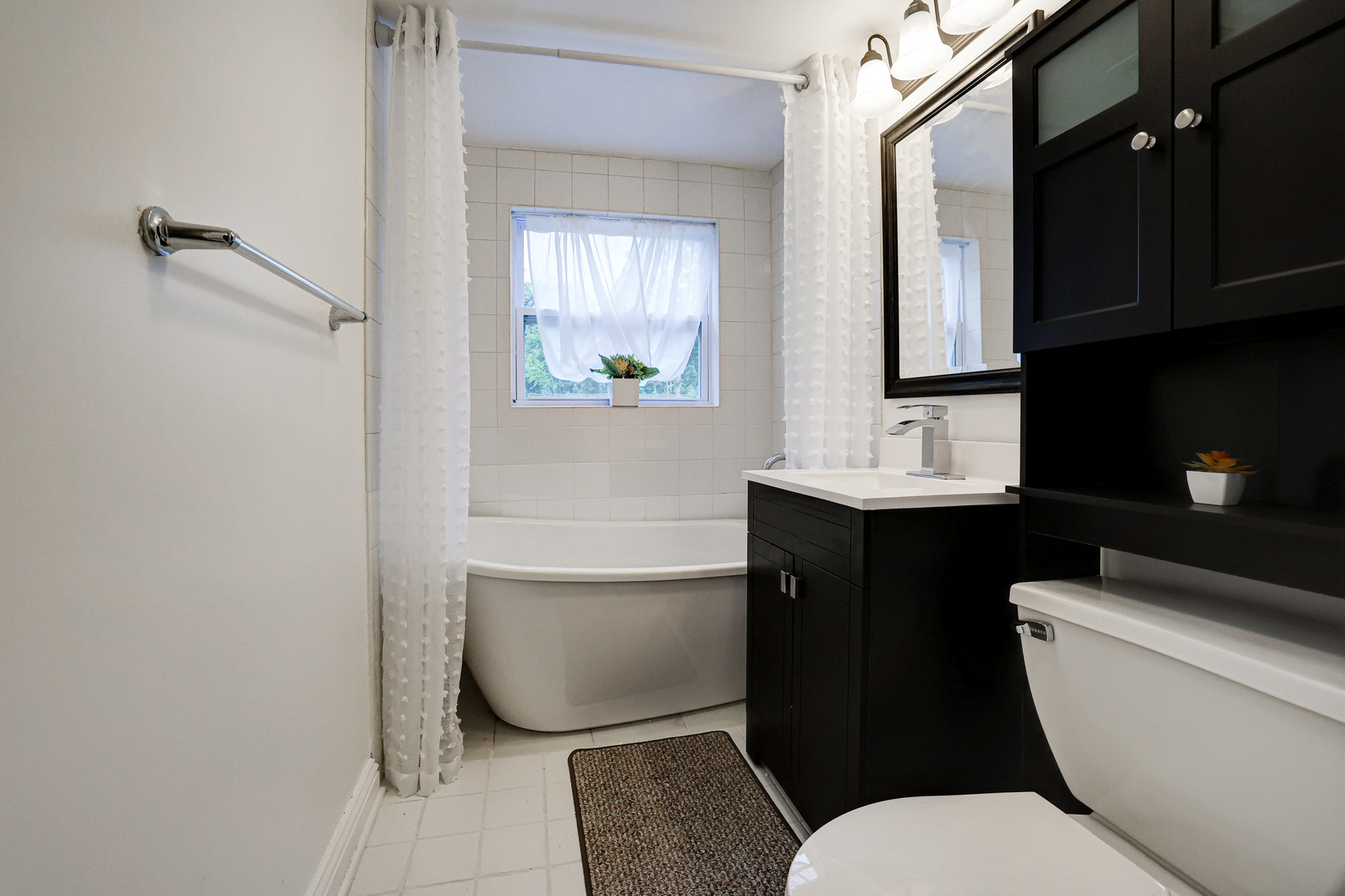 1401 Sunset Ridge Road Northbrook, IL 60062 - Photo 18 of 27 a bathroom with a toilet a sink and bathtub