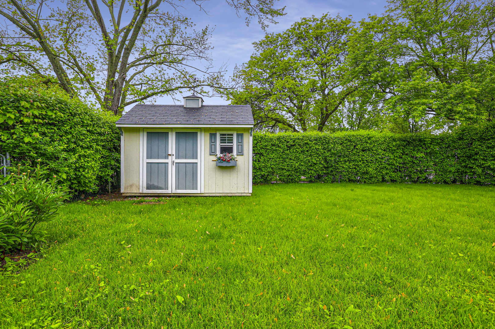 1401 Sunset Ridge Road Northbrook, IL 60062 - Photo 20 of 27 a front view of a house with a garden