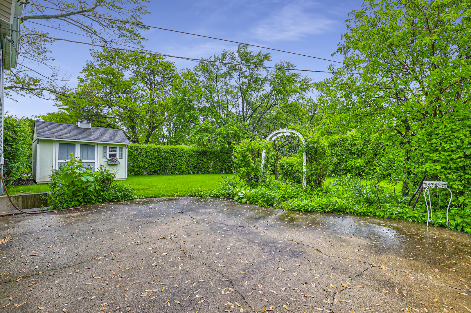 1401 Sunset Ridge Road Northbrook, IL 60062 - Photo 21 of 27 a backyard of a house with plants and entertaining space
