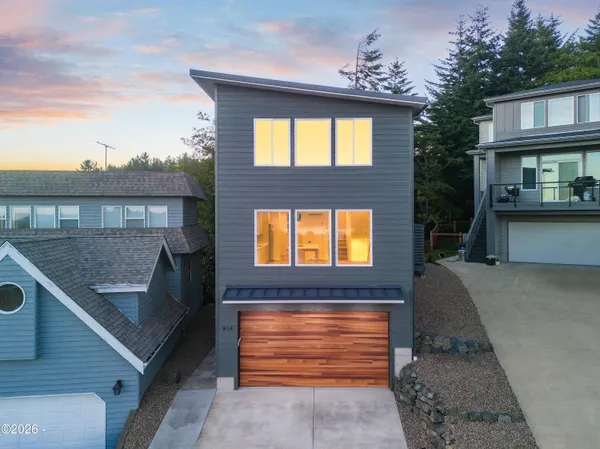 $689,000 | 814 Southeast Cres Place, Newport, OR 97365