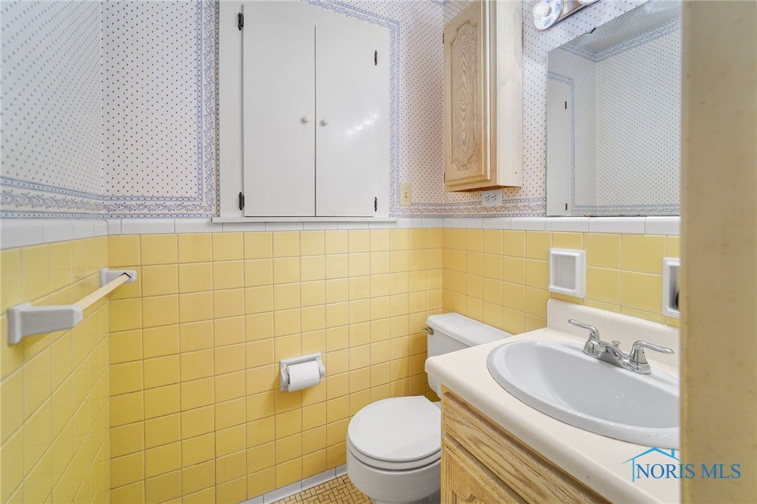 4157 Elmhurst Road Toledo, OH 43613 - Photo 14 of 21 Half Bath 1st Floor