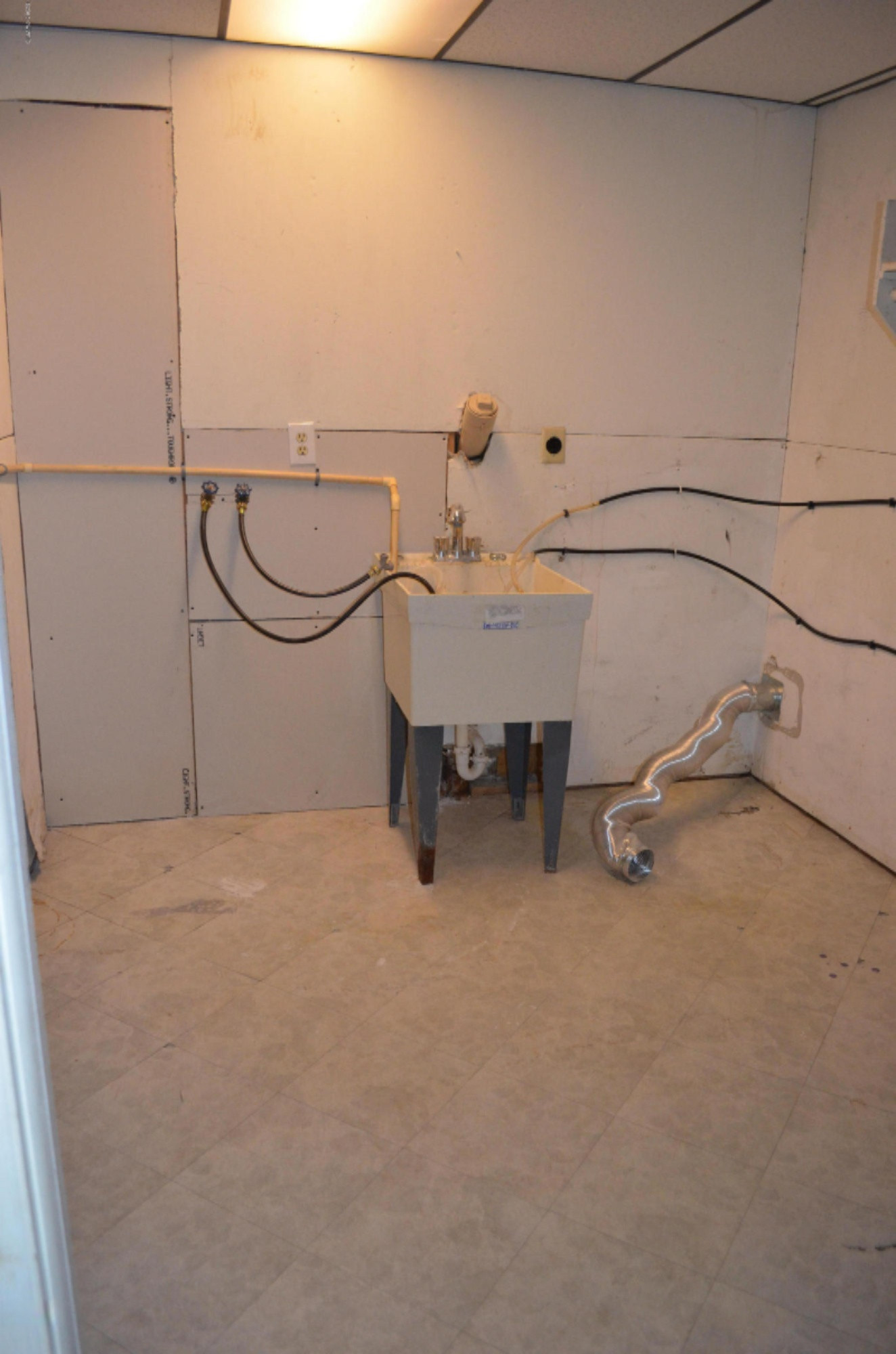 2693 Park Road Coloma, MI 49038 - Photo 19 of 27 2693 N Park Rd, Coloma,MI Laundry