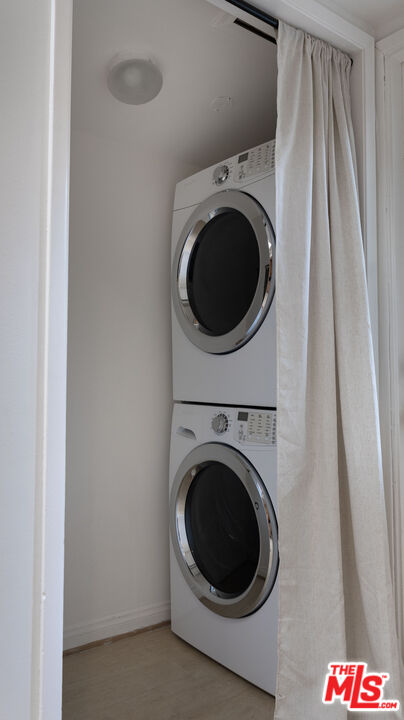 626 Oleander Drive Los Angeles, CA 90042 - Photo 17 of 75 a utility room with dryer and washer