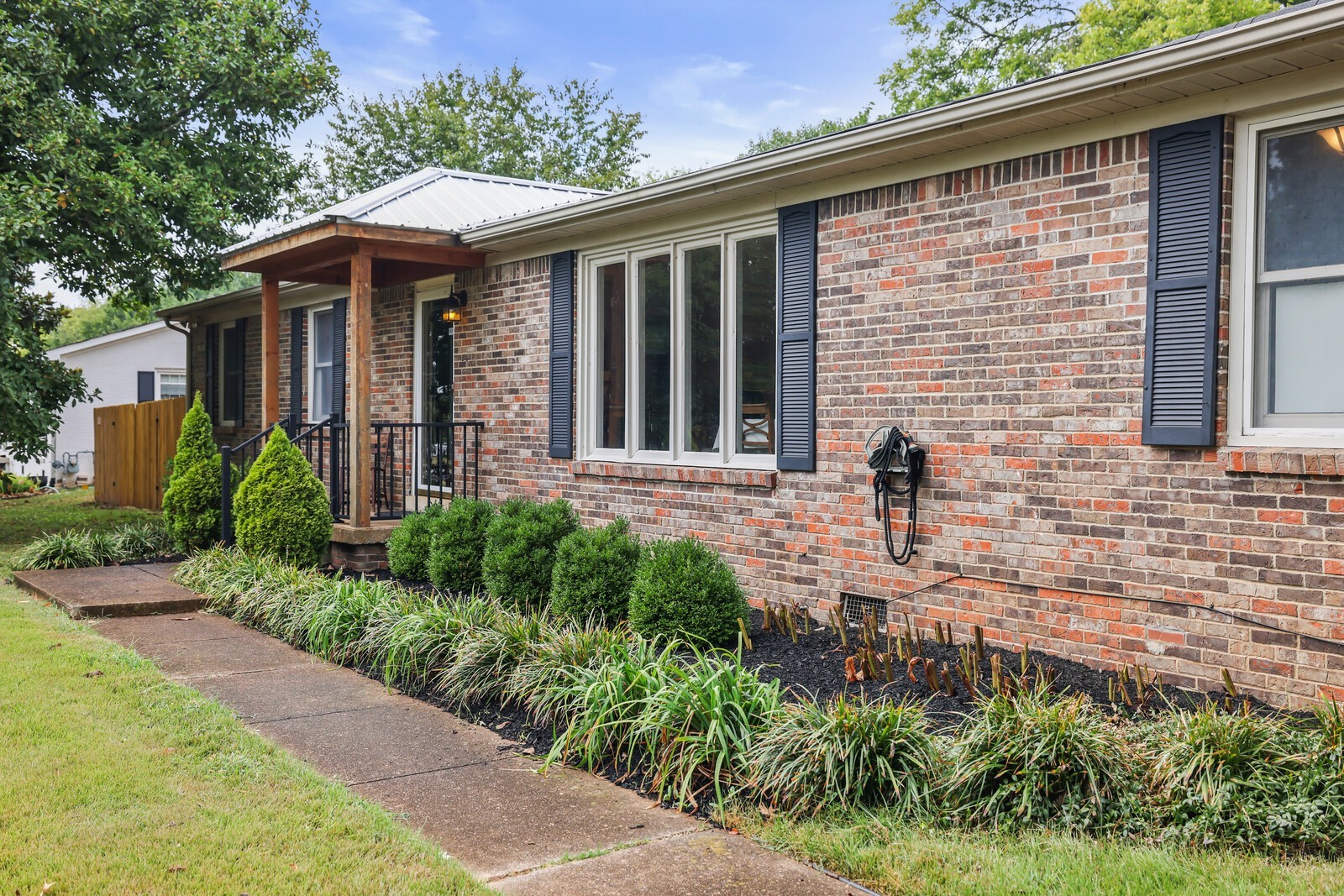 220 Hampton Road Columbia, TN 38401 - Photo 3 of 74 a front view of a house with garden