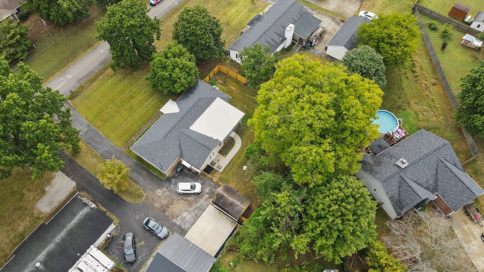 220 Hampton Road Columbia, TN 38401 - Photo 70 of 74 an aerial view of a house with a yard and garden