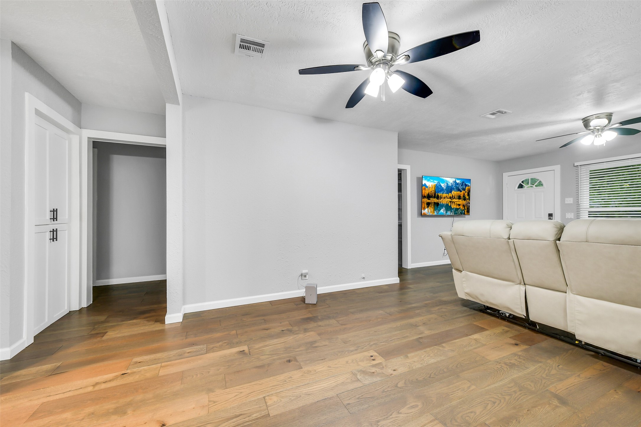 4842 Hummingbird Street Houston, TX 77035 - Photo 6 of 30 Gallery Image 6