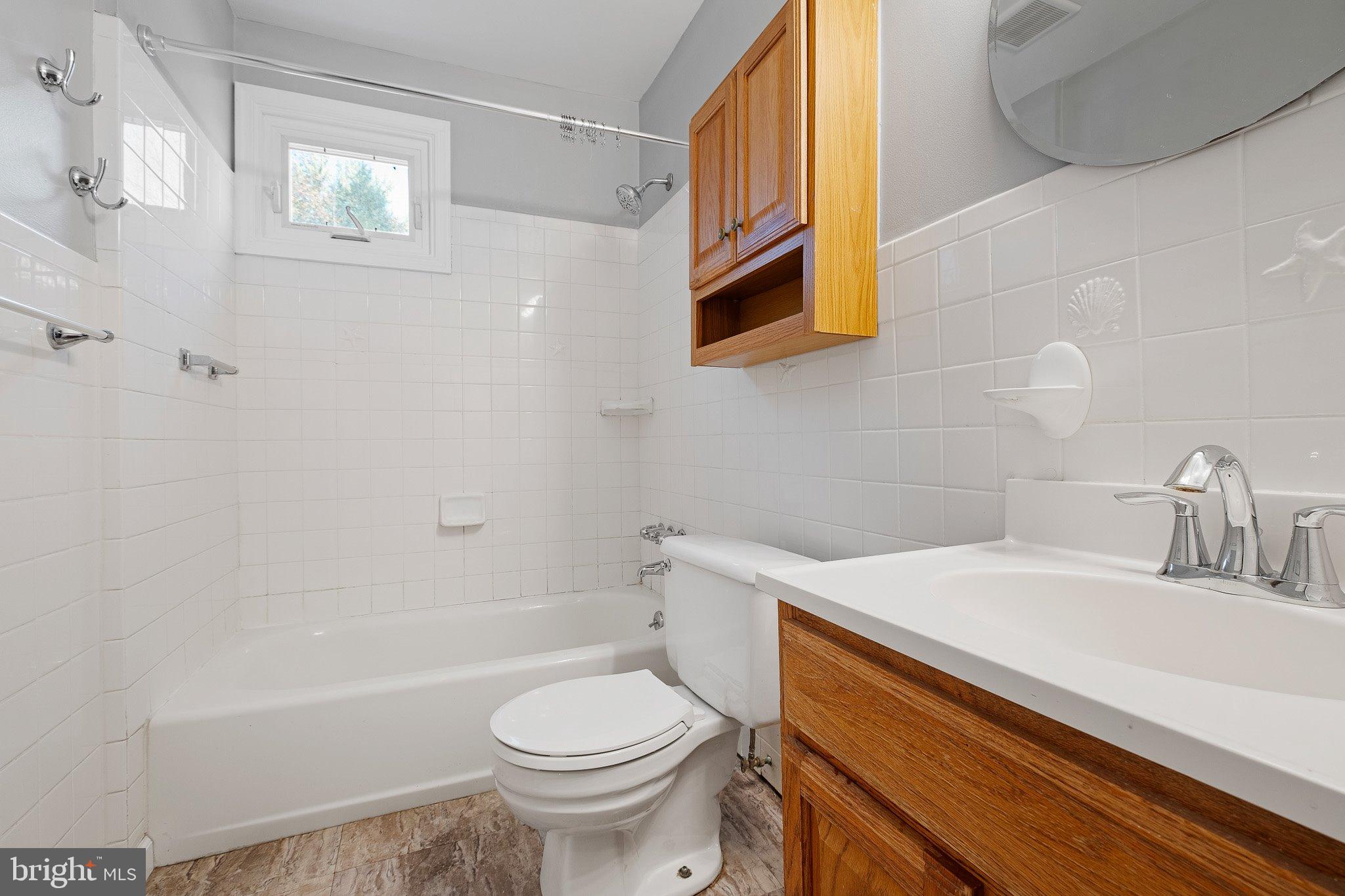 41 Devonwood Road Wayne, PA 19087 - Photo 13 of 20 Main level full bath