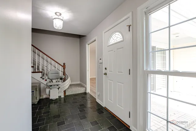 $674,000 | 9 The Court Of Lagoon View, Northbrook, IL 60062