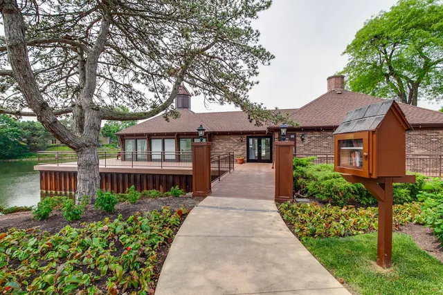 $674,000 | 9 The Court Of Lagoon View, Northbrook, IL 60062