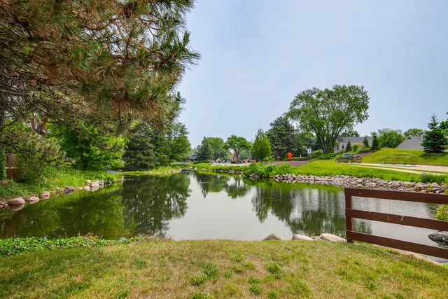 $674,000 | 9 The Court Of Lagoon View, Northbrook, IL 60062