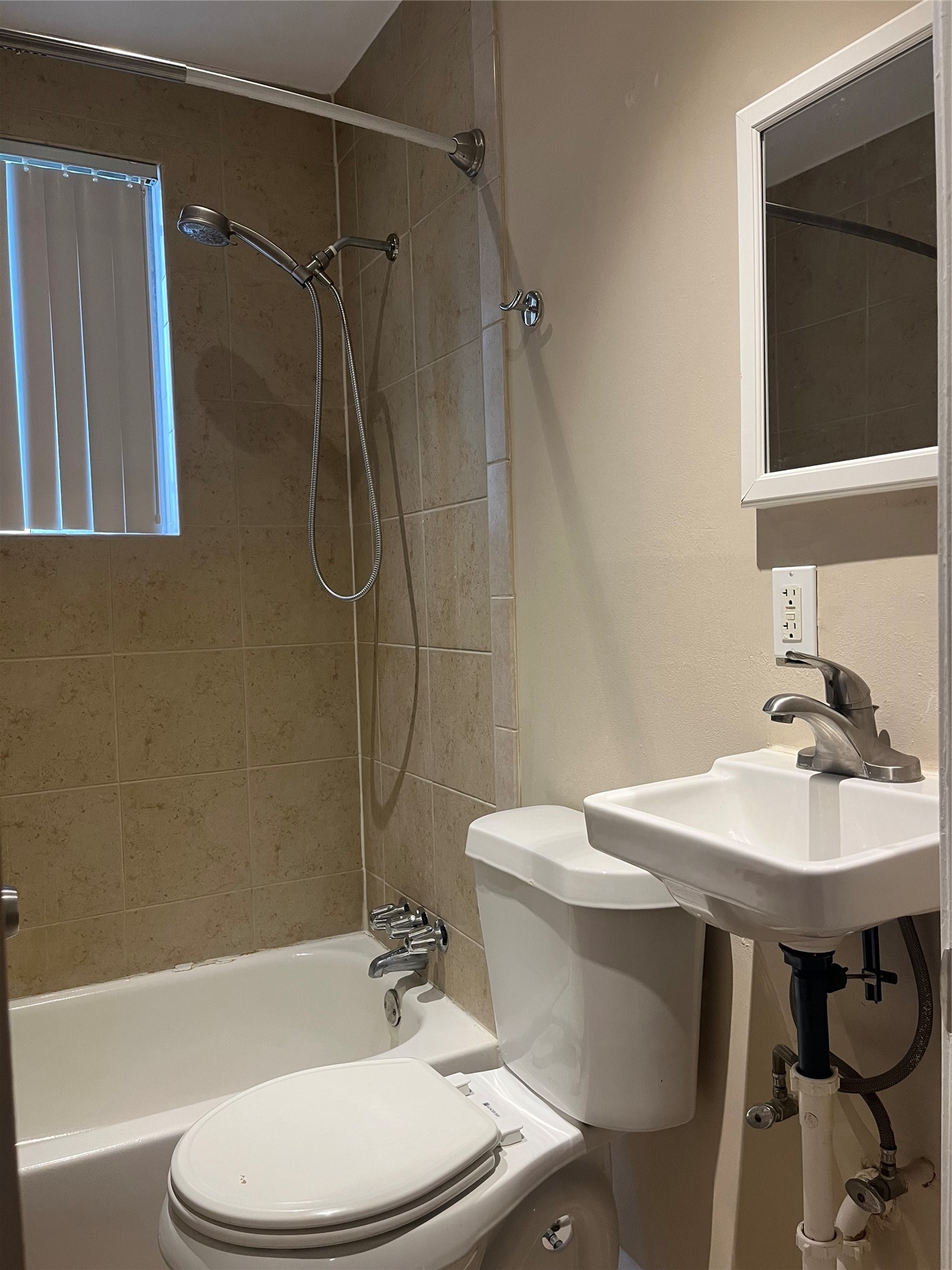 4010 Feagan Street, Unit 5 Houston, TX 77007 - Photo 3 of 11 a bathroom with a sink a toilet and a bathtub