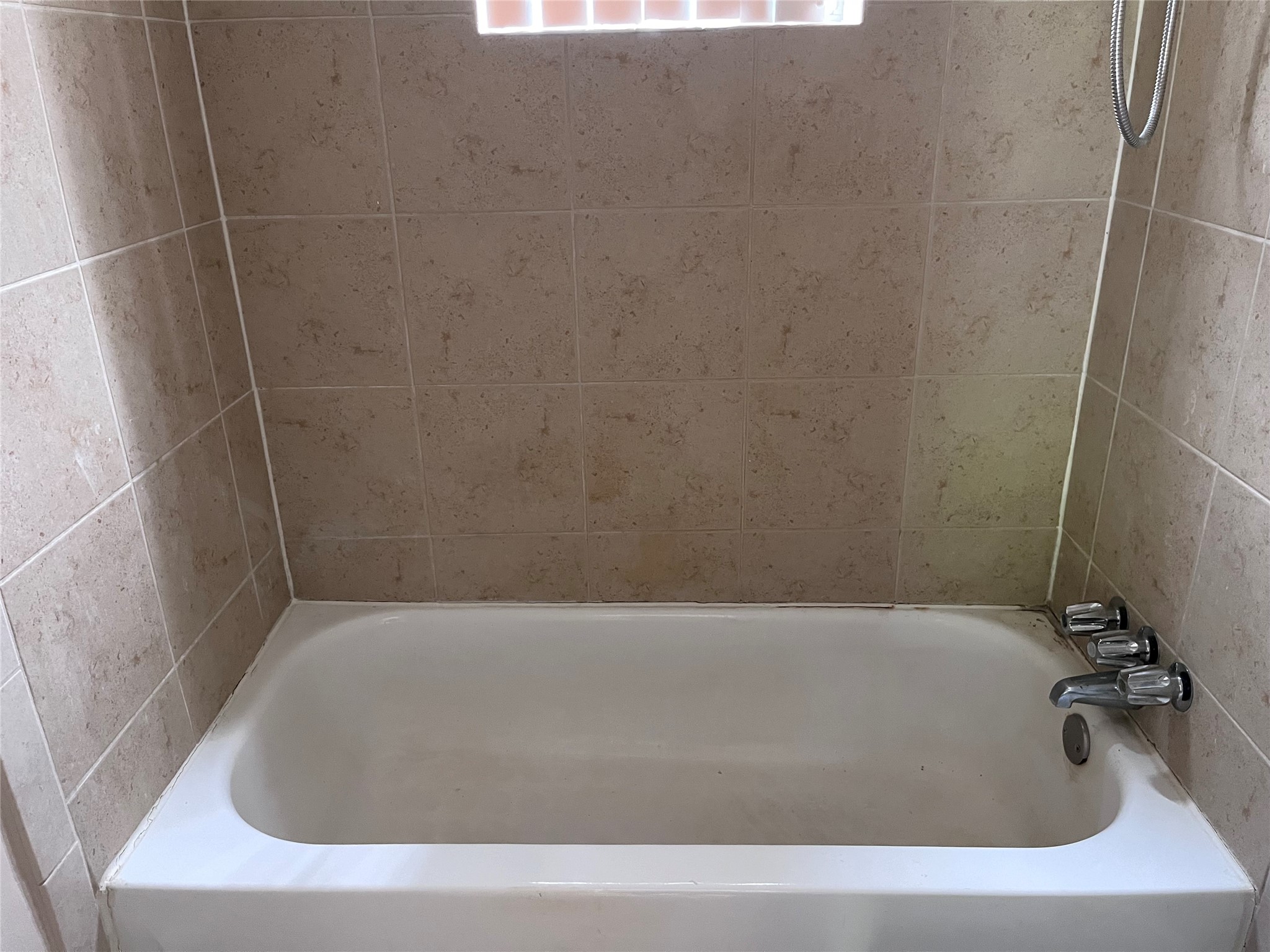 4010 Feagan Street, Unit 5 Houston, TX 77007 - Photo 4 of 11 a bathroom with a bathtub