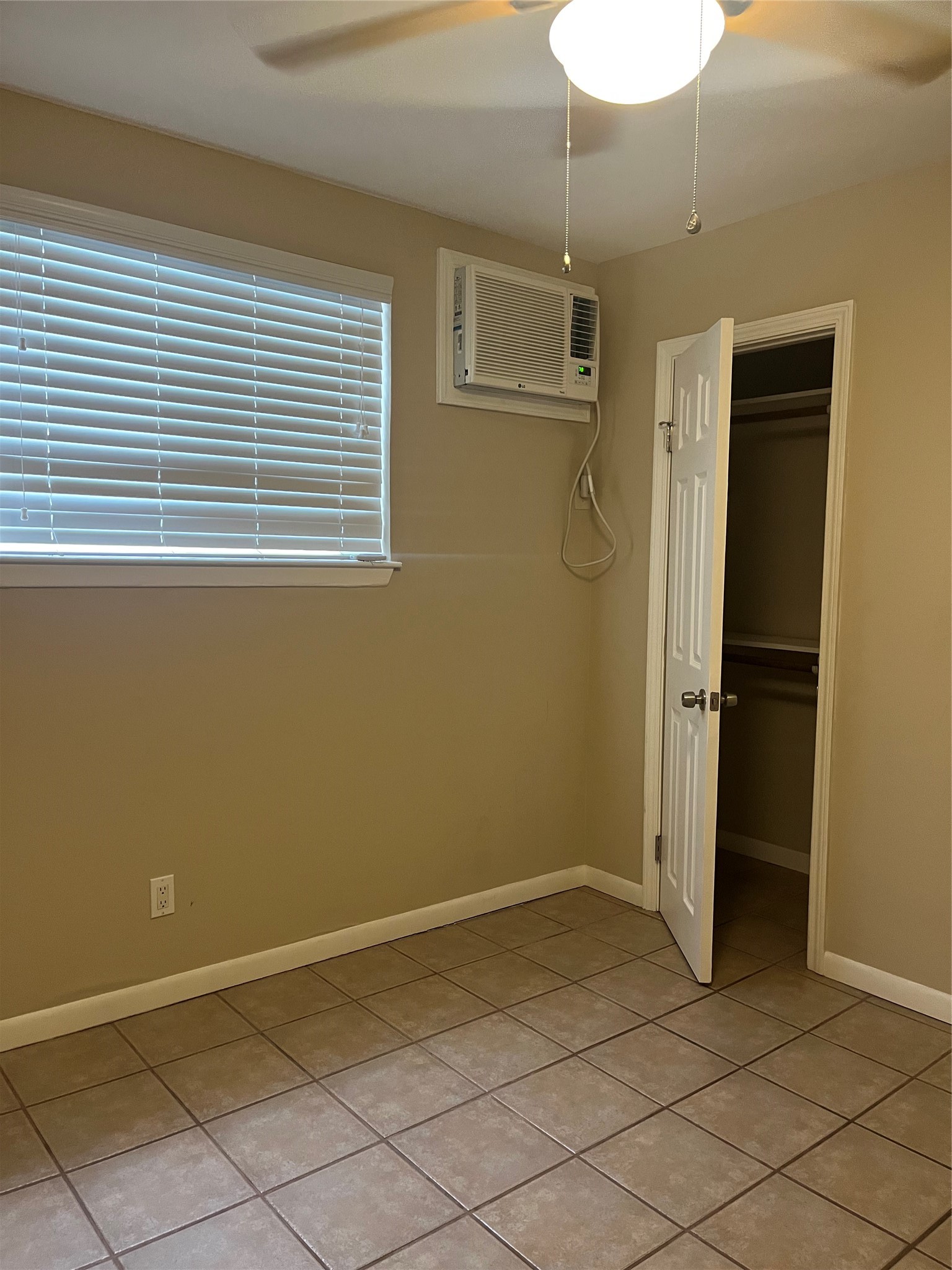 4010 Feagan Street, Unit 5 Houston, TX 77007 - Photo 7 of 11 a view of an empty room