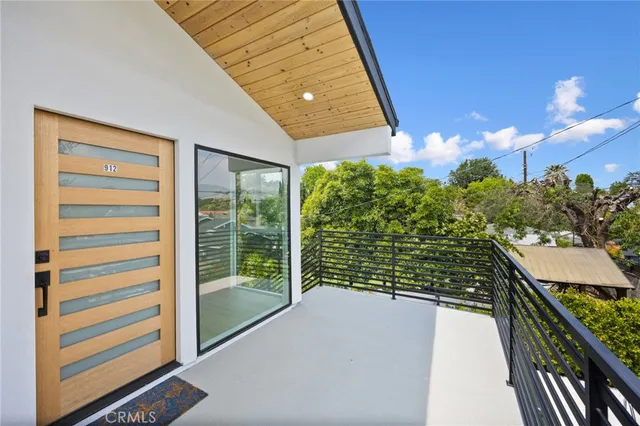 a view of entryway in front of house