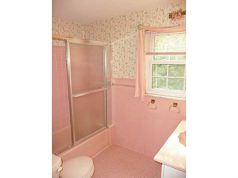 1899 Greentree Road Pittsburgh, PA 15220 - Photo 19 of 25 Full Bath.
