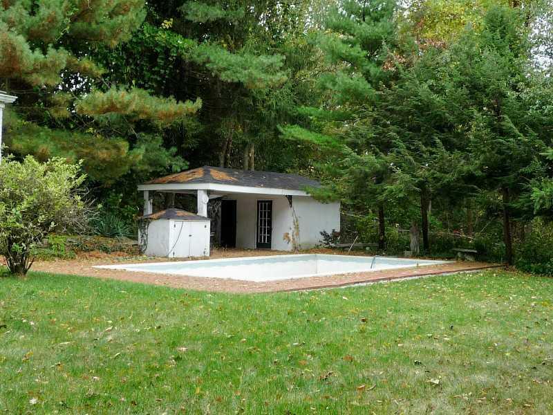 1899 Greentree Road Pittsburgh, PA 15220 - Photo 24 of 25 Swimming Pool/Hot Tub/Sauna.