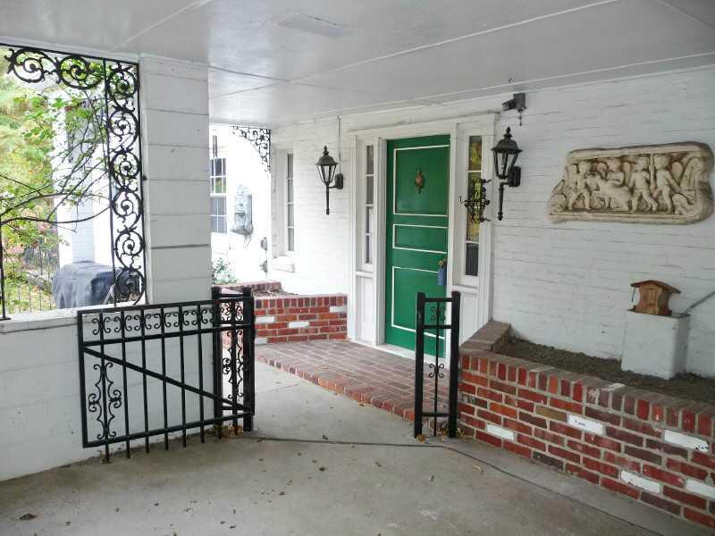 1899 Greentree Road Pittsburgh, PA 15220 - Photo 4 of 25 Entry/Foyer.