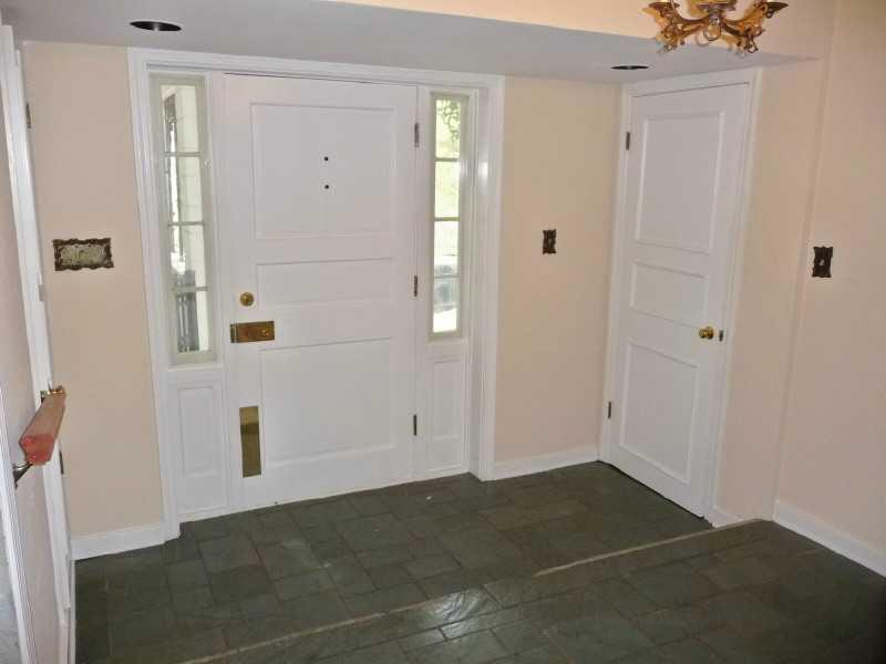 1899 Greentree Road Pittsburgh, PA 15220 - Photo 5 of 25 Entry/Foyer.