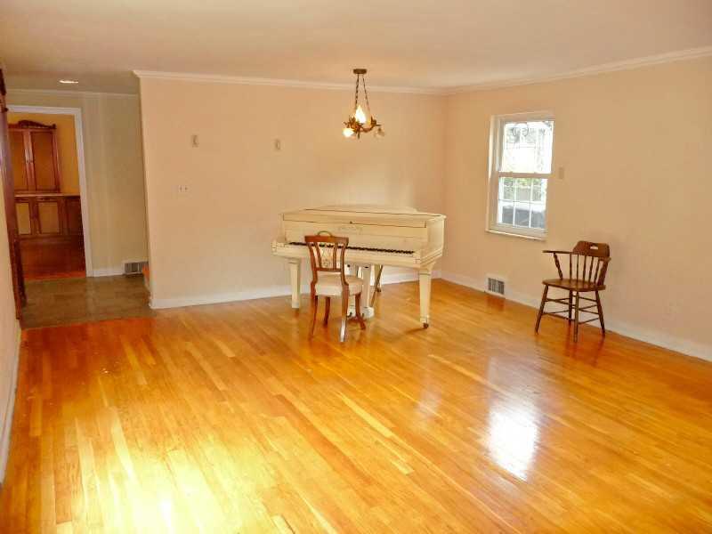1899 Greentree Road Pittsburgh, PA 15220 - Photo 7 of 25 Living Room.