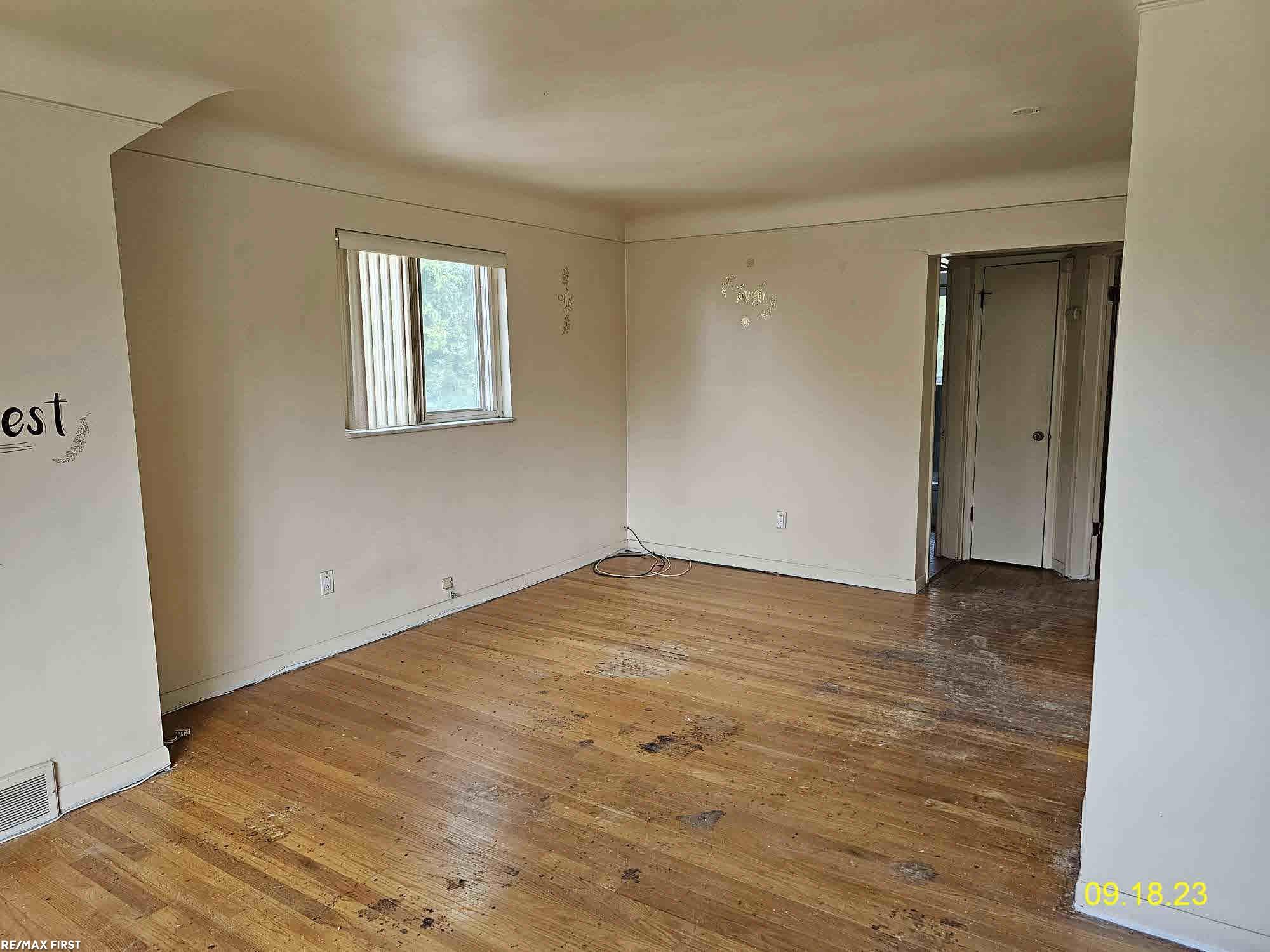 466 Alter Road Detroit, MI 48215 - Photo 9 of 17 50122734-8.JPG