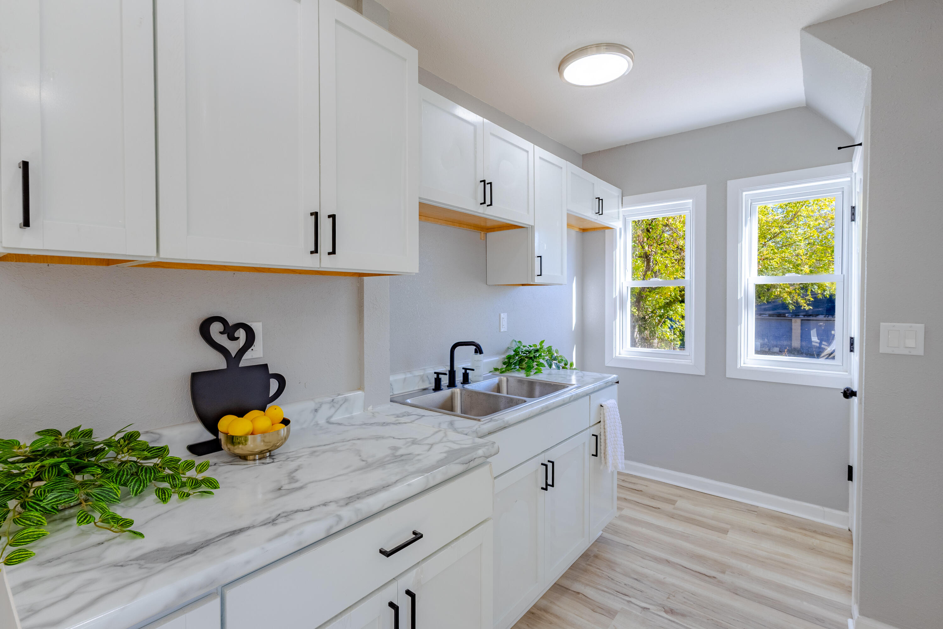 3230 North 12th Street Milwaukee, WI 53206 - Photo 12 of 32 Kitchen
