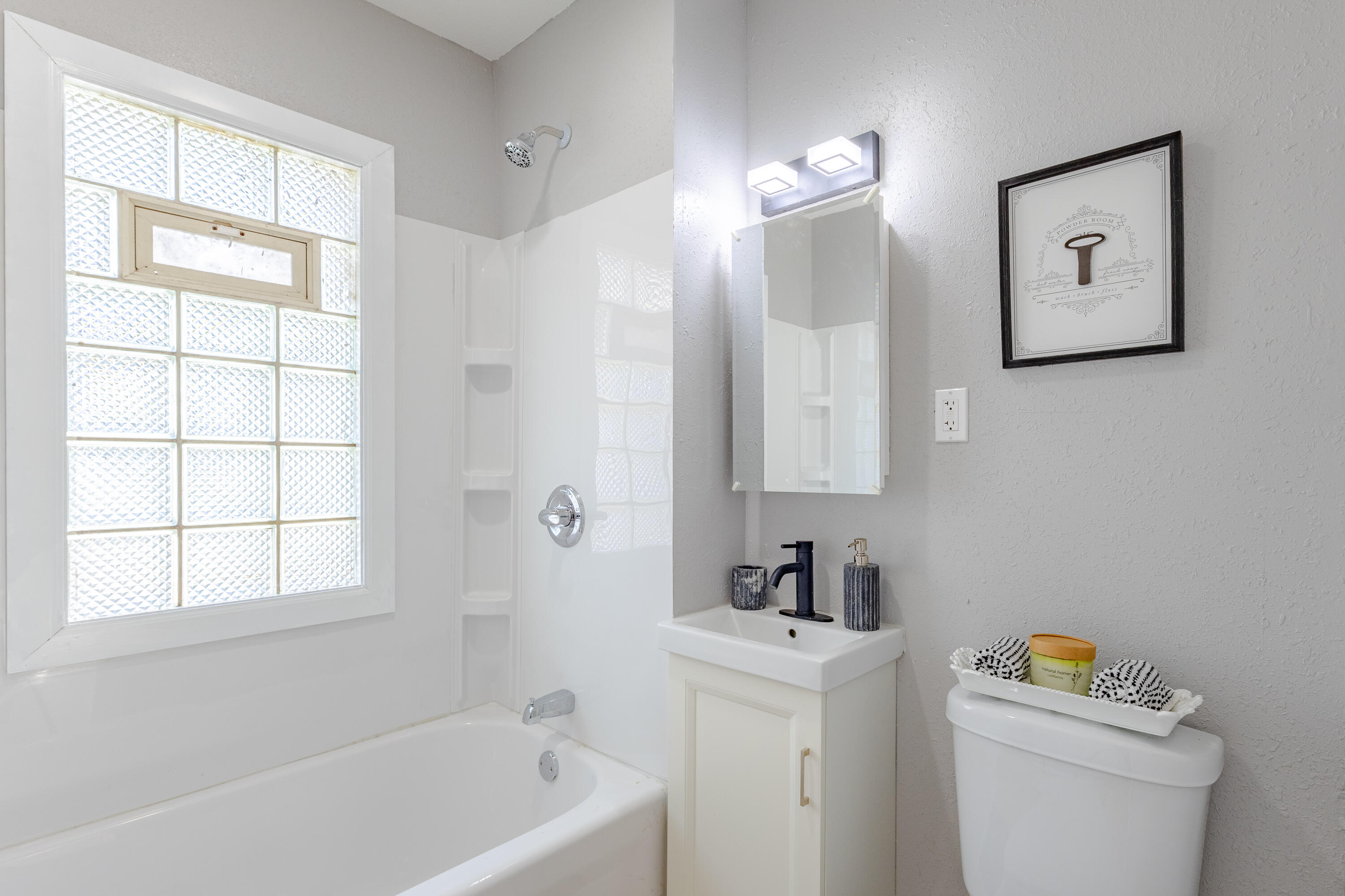 3230 North 12th Street Milwaukee, WI 53206 - Photo 14 of 32 Bathroom