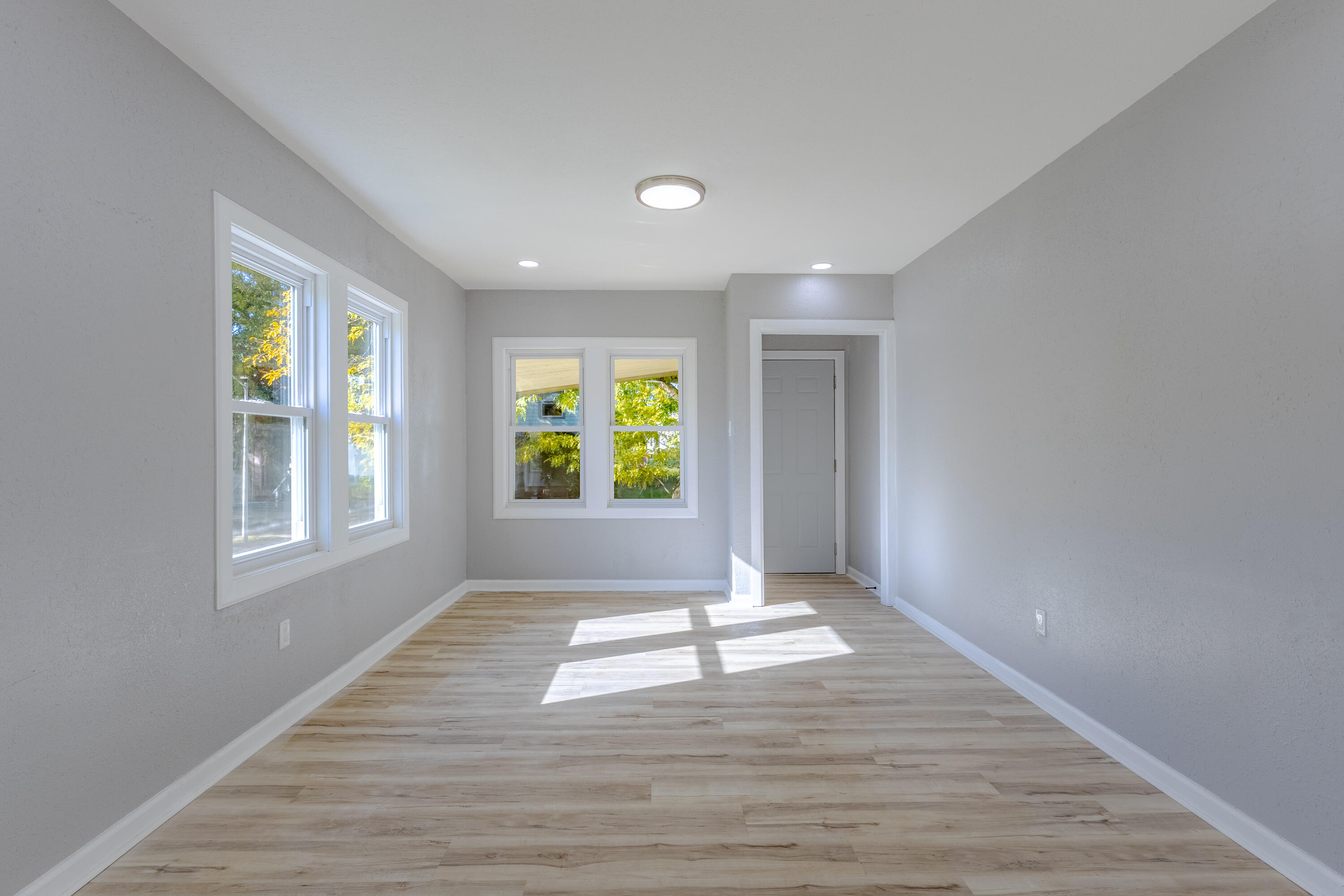 3230 North 12th Street Milwaukee, WI 53206 - Photo 9 of 32 Living room