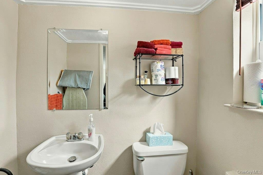 16 Radnor Road Plainview, NY 11803 - Photo 15 of 17 Gallery Image 15