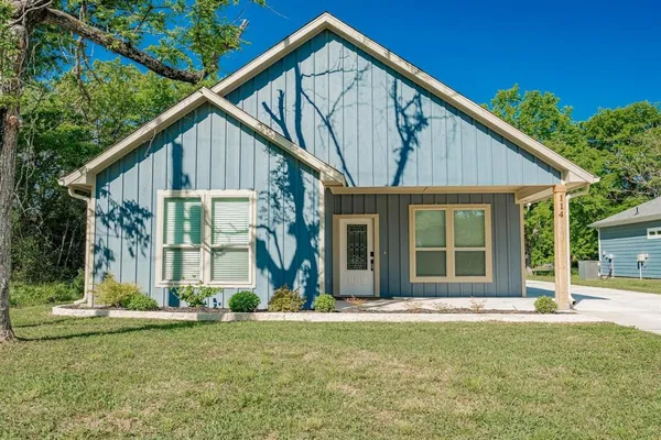 $1,800 | 114 Sierra Madre Street, Payne Springs, TX 75156