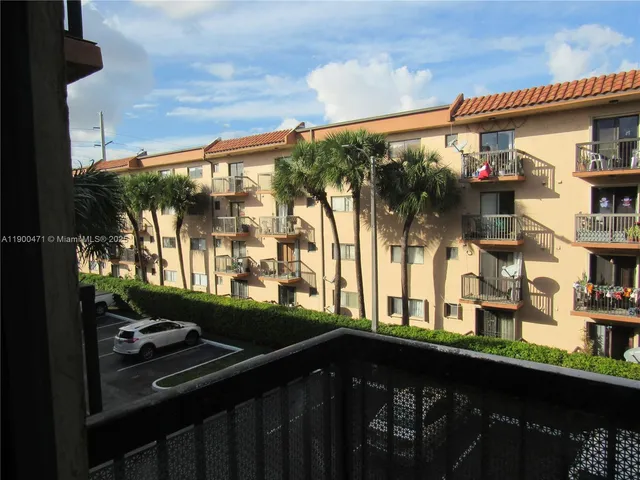 $2,100 | 5490 West 21st Court, Unit 308, Hialeah, FL 33016