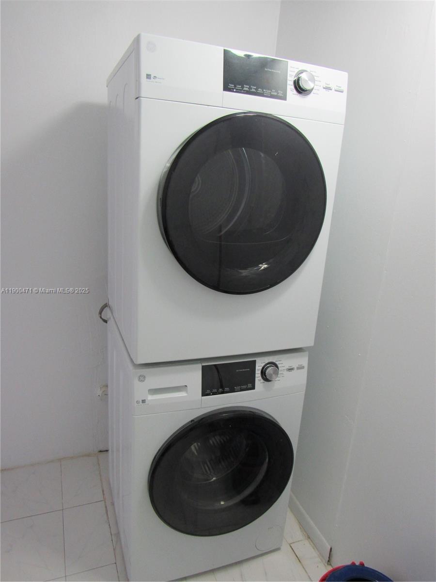 5490 West 21st Court, Unit 308 Hialeah, FL 33016 - Photo 7 of 21 a utility room with dryer and washer