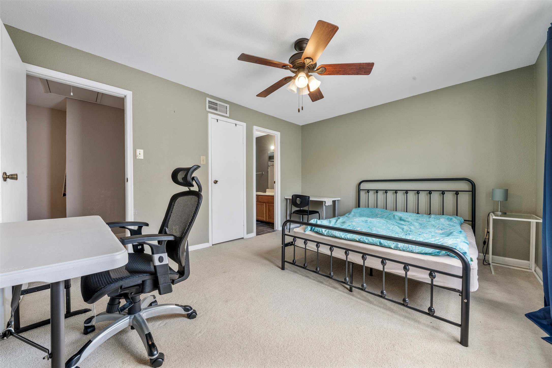 7617 Cambridge Street, Unit 7617 Houston, TX 77054 - Photo 15 of 20 a bedroom with a bed and a chandelier