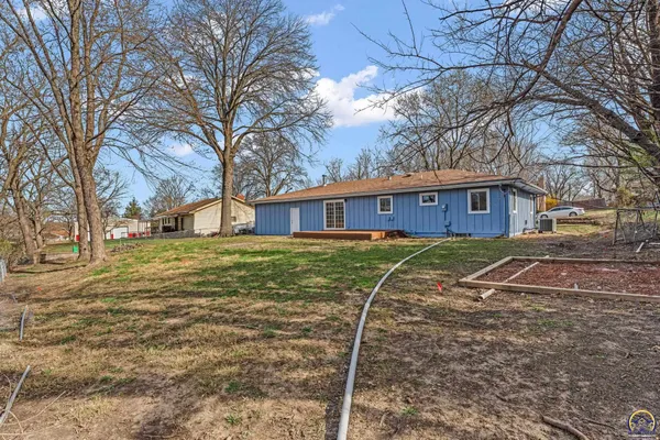 $299,900 | 3501 Southeast Park Ln Court, Topeka, KS 66605