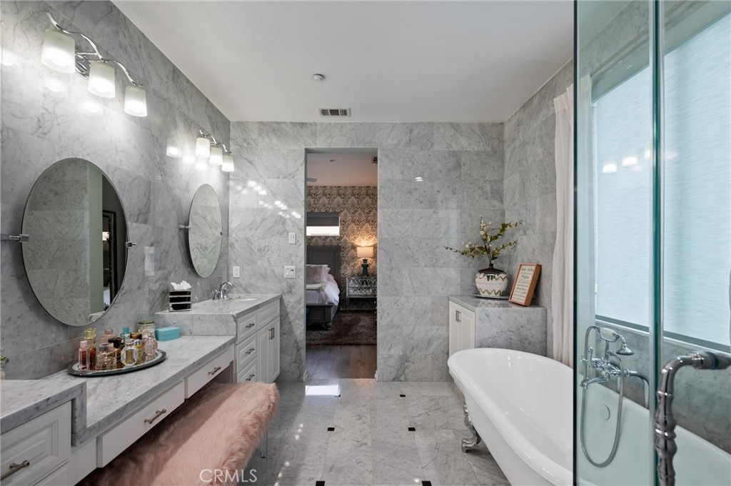 5441 Ocean, Unit 101 Hawthorne, CA 90250 - Photo 21 of 37 a spacious bathroom with a tub sink and mirror